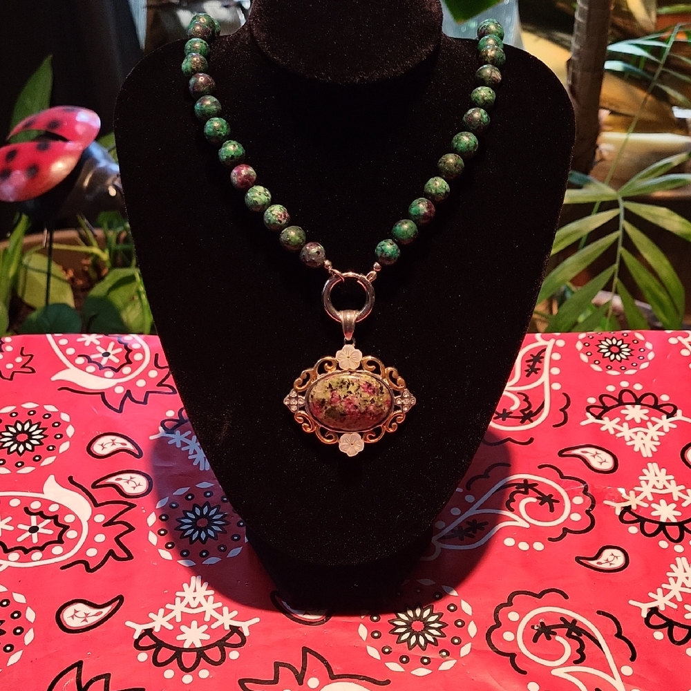 Vintage Elegant Green Beaded Necklace with Goldtone Pendant